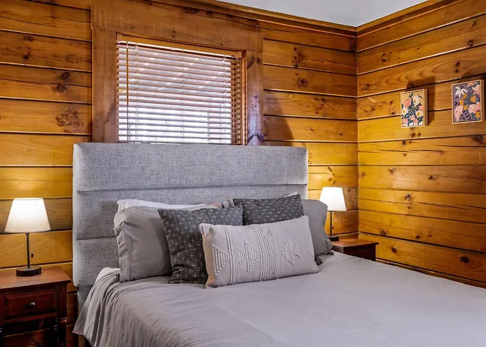 Couples Getaway Cabin Near National Park W Hot Tub